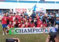 Skuad sepak bola Kukar merayakan medali emas POPDA XVII Kaltim 2025.