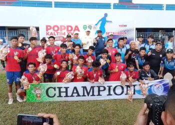 Skuad sepak bola Kukar merayakan medali emas POPDA XVII Kaltim 2025.