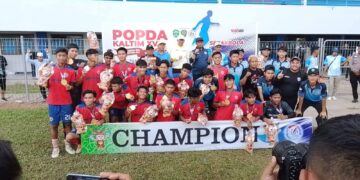 Skuad sepak bola Kukar merayakan medali emas POPDA XVII Kaltim 2025.