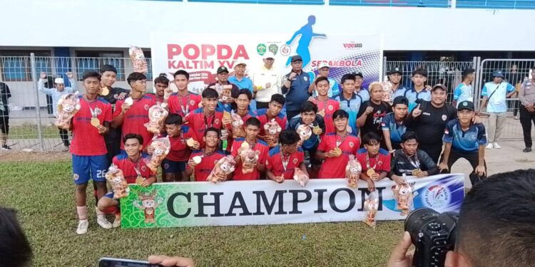 Skuad sepak bola Kukar merayakan medali emas POPDA XVII Kaltim 2025.