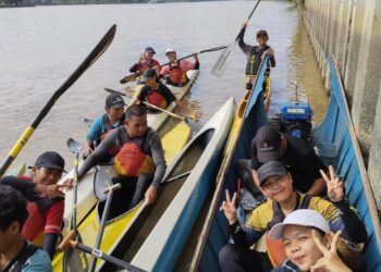 Aktivitas latihan atlet dayung di jalur khusus dekat daratan Sungai Mahakam