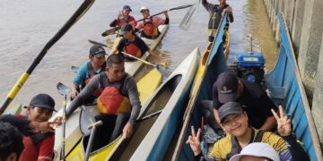 Aktivitas latihan atlet dayung di jalur khusus dekat daratan Sungai Mahakam