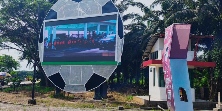 "Videotron di kawasan Stadion Aji Imbut (atau Rondong Demang) kini menjadi media utama Dispora Kukar untuk sosialisasi program cepat dan menjangkau masyarakat luas."