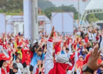 Peserta Zumba antusias mengikuti gerakan dalam sebuah event olahraga di Kukar