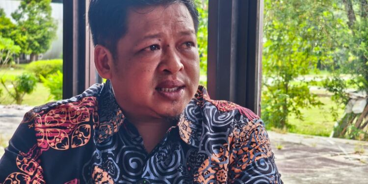 Kepala Dispora Kukar, Aji Ali Husni, saat memberikan keterangan terkait capaian PAD tahun ini.