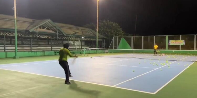 Lapangan tenis di Tenggarong yang menjadi pusat latihan atlet muda