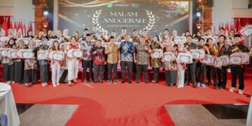 Peserta dan panitia berfoto bersama pada malam Anugerah Inspirasi Pemuda Kukar 2025