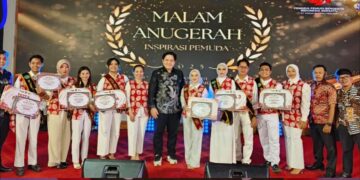 Foto bersama pengurus lama dan pendamping Dispora saat mempersiapkan regenerasi PPMI Kukar.