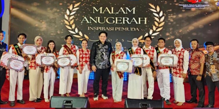 Foto bersama pengurus lama dan pendamping Dispora saat mempersiapkan regenerasi PPMI Kukar.