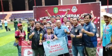 Foto bersama juara SSB usia dini Kukar usai mengikuti latihan dan pertandingan di Lapangan Pelajar